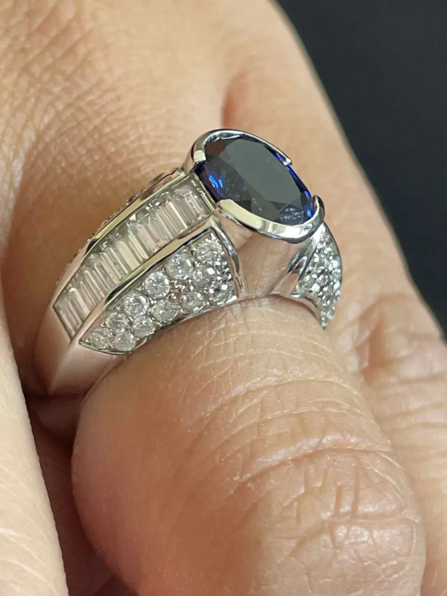 anillo_reims_en_oro_blanc_6.webp Roman Joyero Anillos<Anillo REIMS en oro blanco 18 ktes con zafiro, brillantes y baguettes