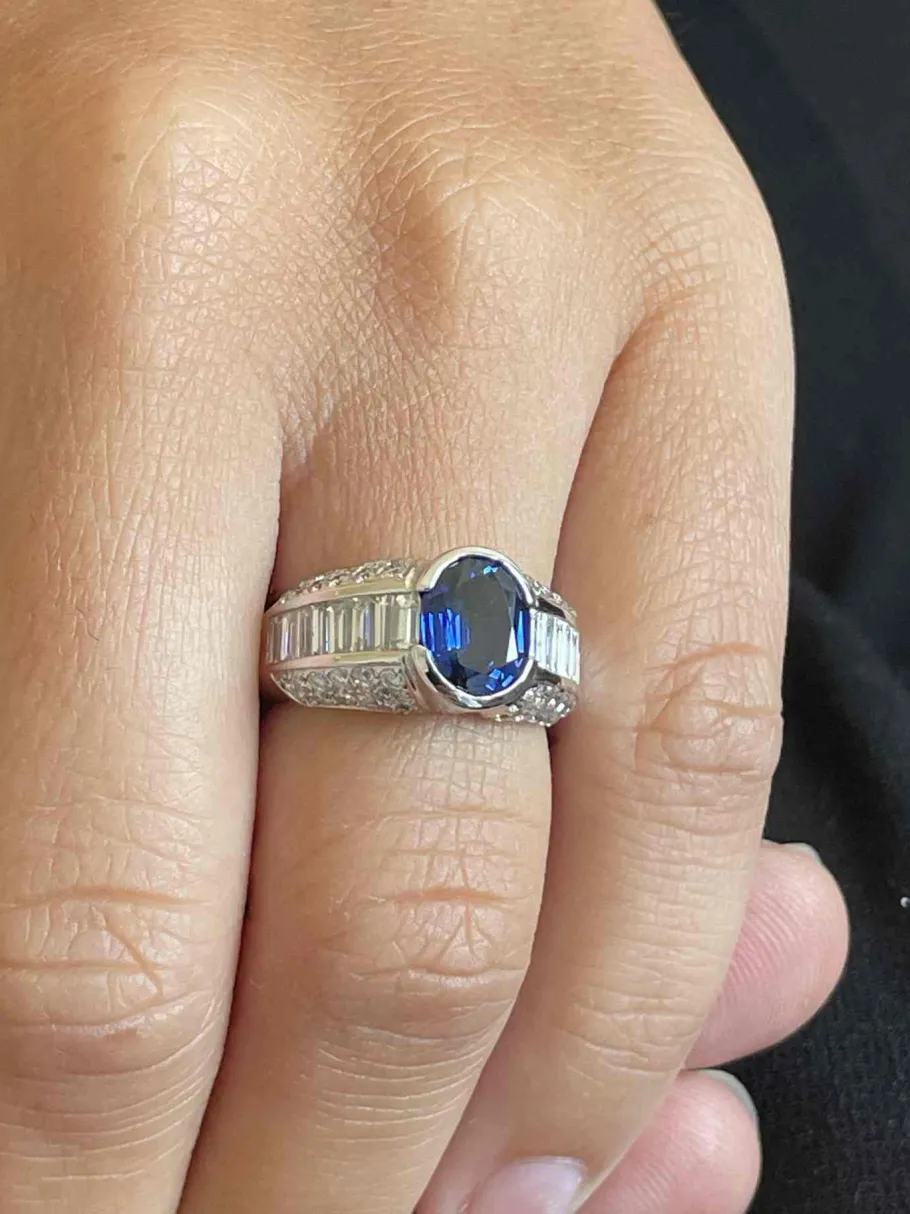 anillo_reims_en_oro_blanc_7.webp Roman Joyero Anillos<Anillo REIMS en oro blanco 18 ktes con zafiro, brillantes y baguettes