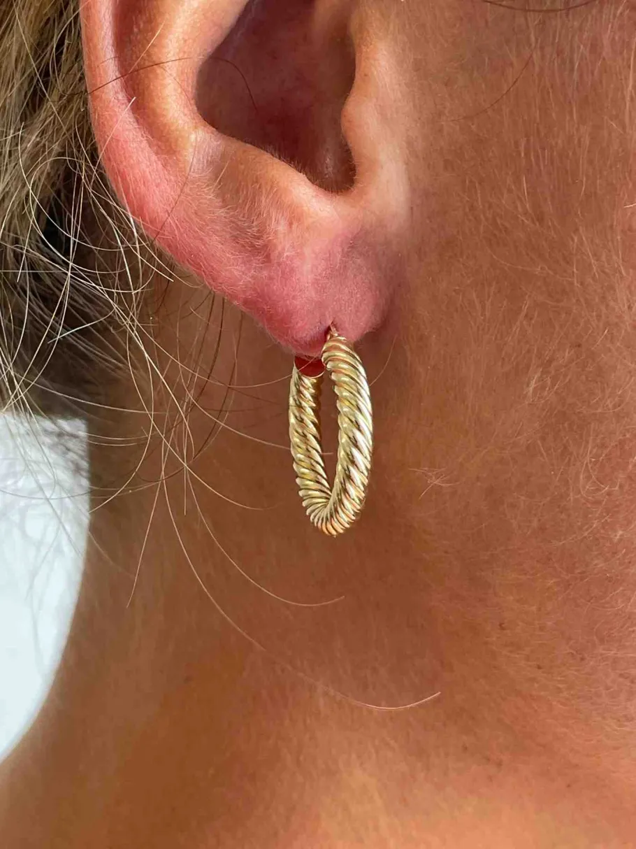 argollas_galloneadas_velm_2.webp Roman Joyero Pendientes<Argollas galloneadas VELMAT en oro amarillo de 18 kilates