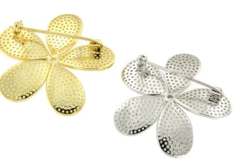 broche_de_plata_ptalos_co_4.webp Roman Joyero Broches<Broche de plata PÉTALOS con circonitas
