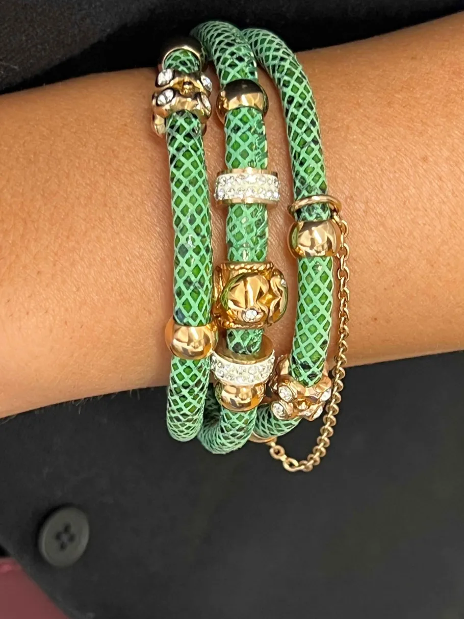 caminantef_pulsera_de_ace_1.webp Roman Joyero Acero<CAMINANTE-F pulsera de acero y piel con 3 bandas negras y verdes.