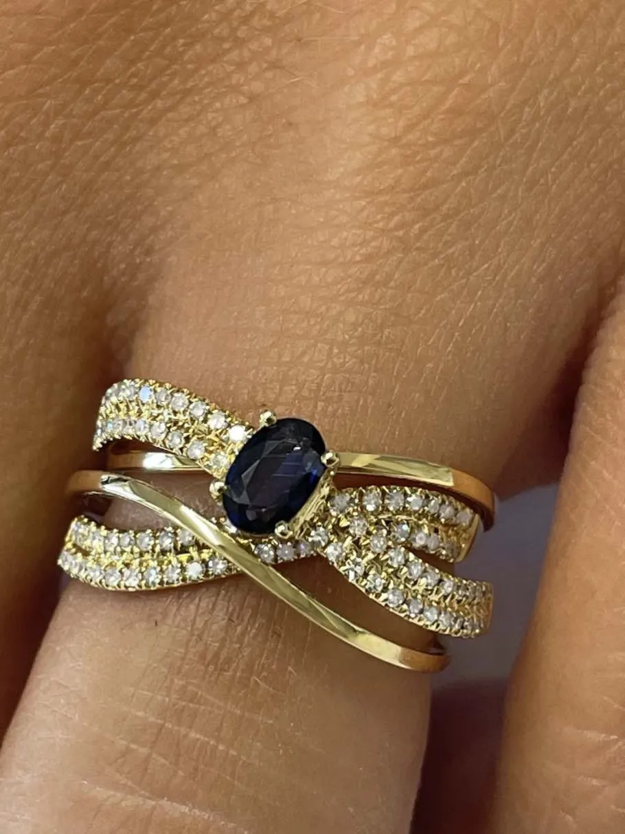 chiati_alianzas_cruzadas__2.webp Roman Joyero Anillos<CHIATI alianzas cruzadas con brillantes en oro amarillo y zafiro