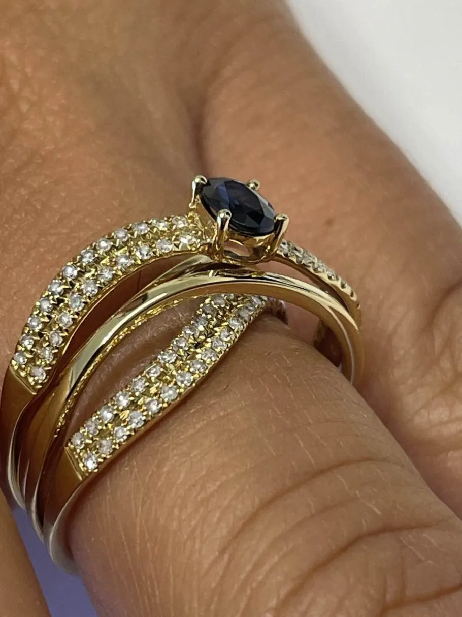 chiati_alianzas_cruzadas__3.webp Roman Joyero Anillos<CHIATI alianzas cruzadas con brillantes en oro amarillo y zafiro