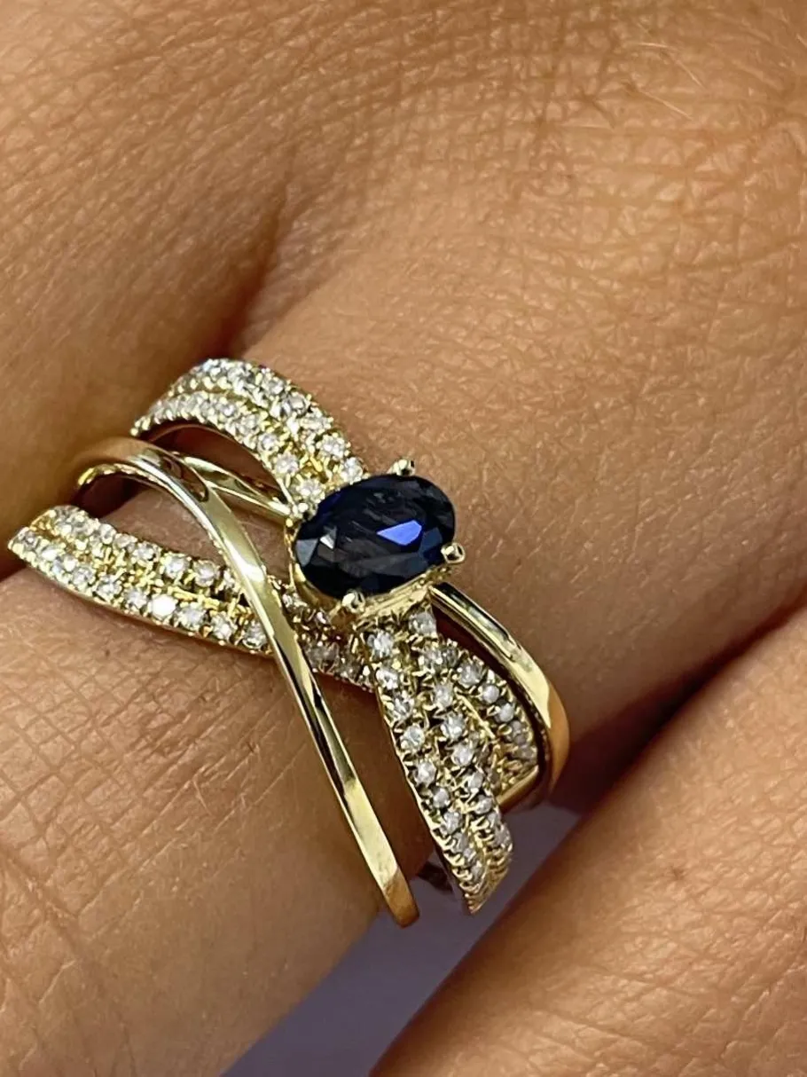 chiati_alianzas_cruzadas__6.webp Roman Joyero Anillos<CHIATI alianzas cruzadas con brillantes en oro amarillo y zafiro