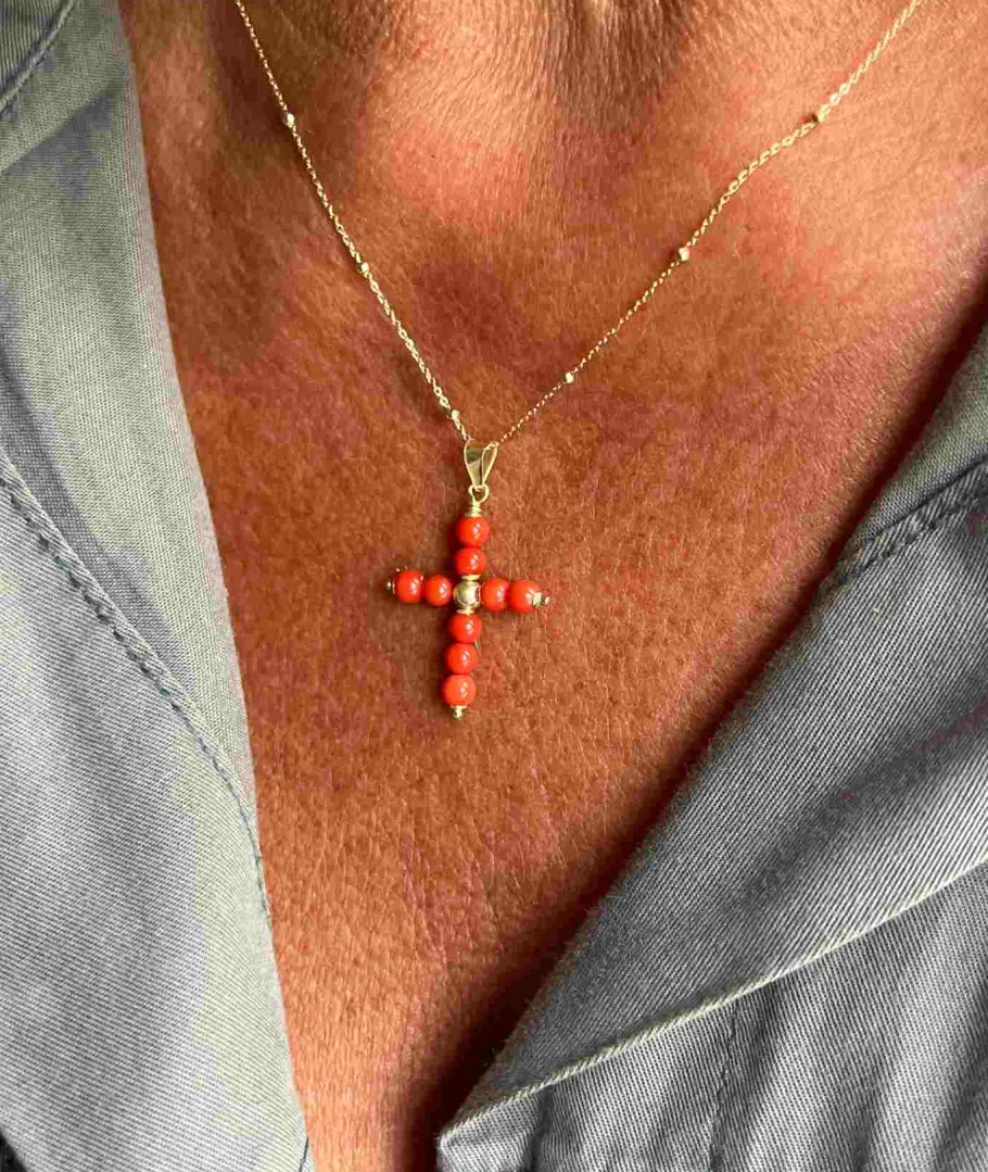 colgante_cruz_bora_bora_d_6.webp Roman Joyero Colgantes<Colgante cruz BORA BORA de oro de 18 ktes y corales