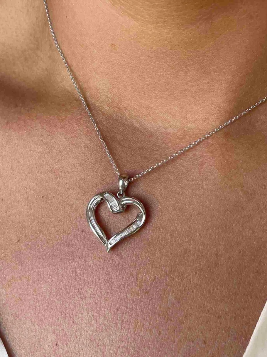 colgante_kibo_corazn_de_o_7.webp Roman Joyero Colgantes<Colgante KIBO corazón de oro blanco de 18 ktes y baguettes