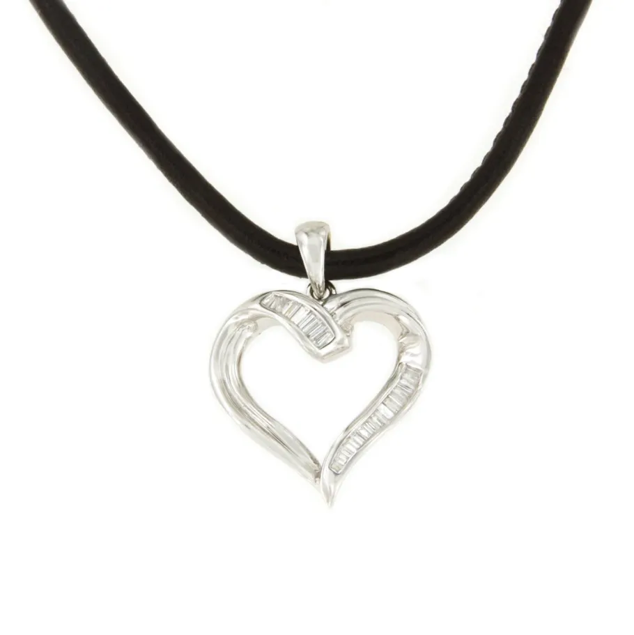 colgante_kibo_corazn_de_o_8.webp Roman Joyero Colgantes<Colgante KIBO corazón de oro blanco de 18 ktes y baguettes