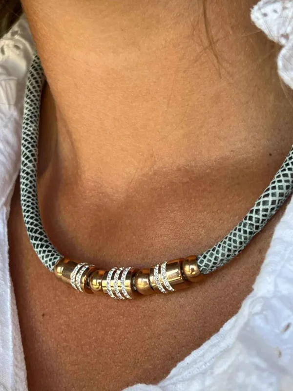 Roman Joyero Acero<Collar de acero y piel en color gris con circonitas.