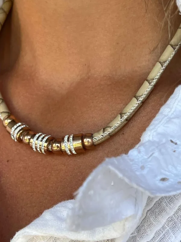 Roman Joyero Acero<Collar de acero y piel en color beige y circonitas.