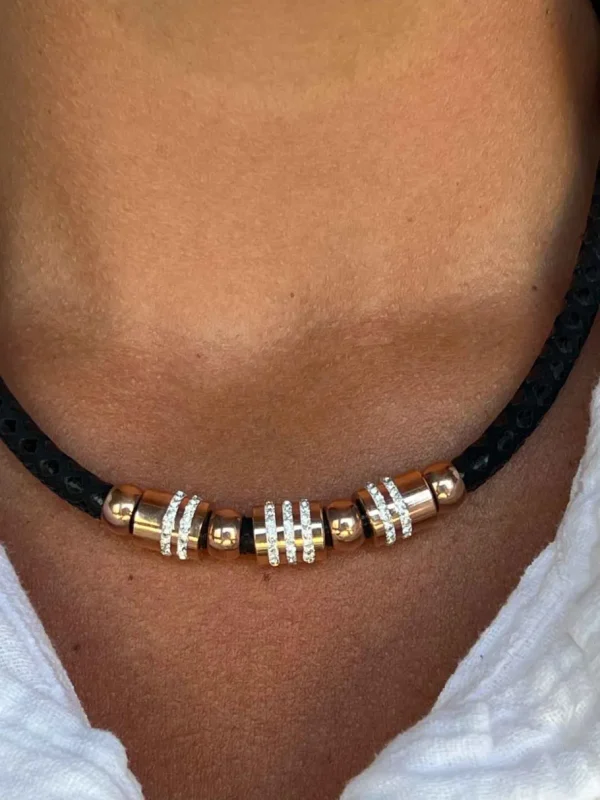 Roman Joyero Acero<Collar de acero y piel en color negro y circonitas.