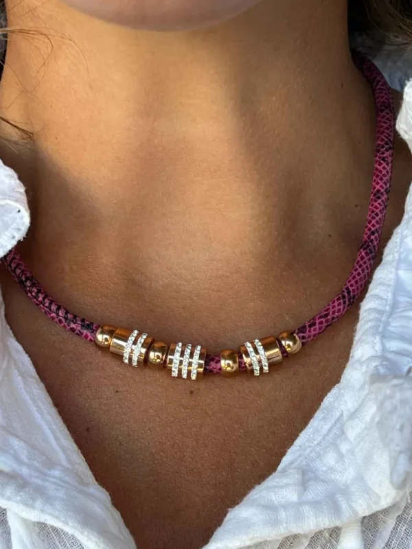Roman Joyero Acero<Collar de acero y piel en burdeos.
