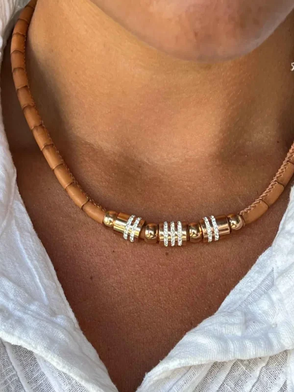 Roman Joyero Acero<Collar de acero y piel en color piel con circonitas.