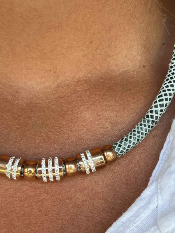 Roman Joyero Acero<Collar de acero y piel en color gris con circonitas.
