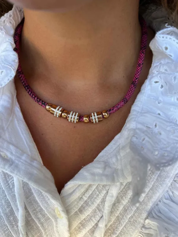 Roman Joyero Acero<Collar de acero y piel en burdeos.