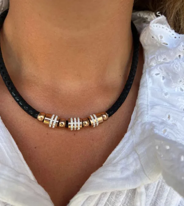 Roman Joyero Acero<Collar de acero y piel en color negro y circonitas.
