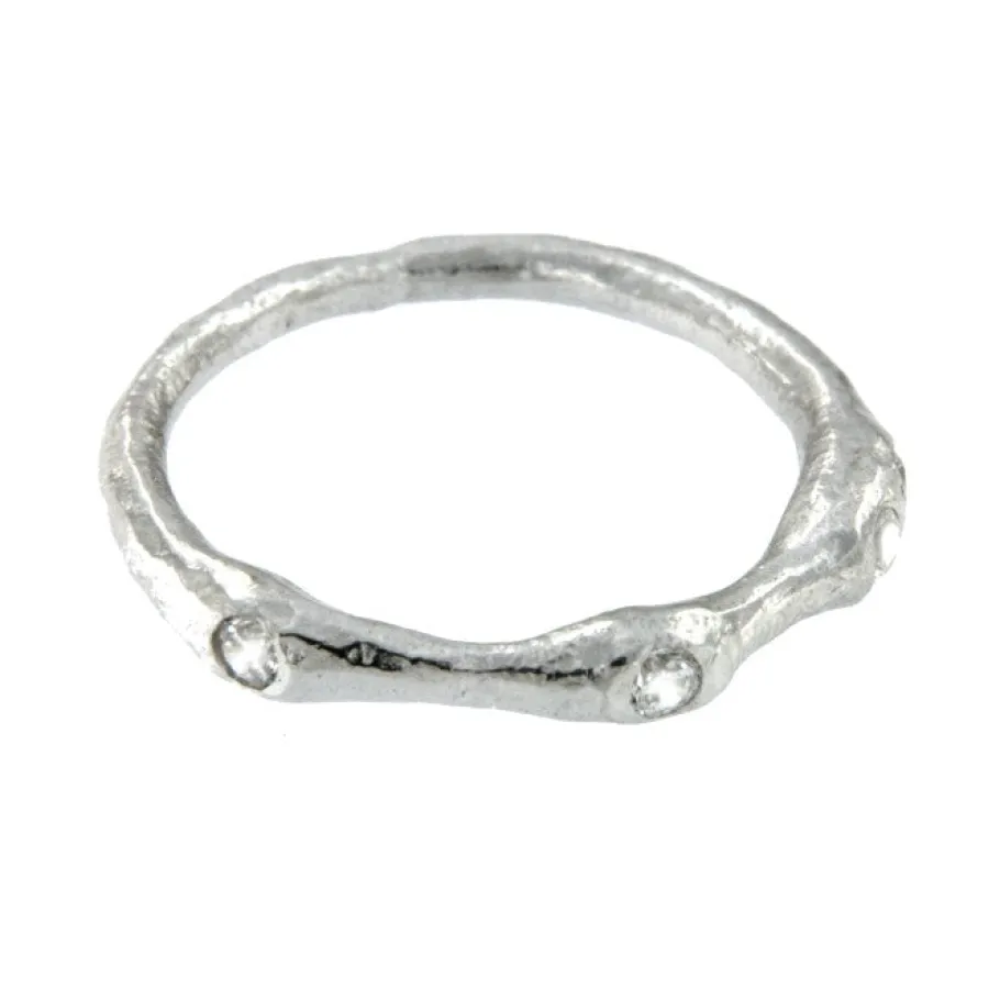 coriandro_anillo_de_plata_1.webp Roman Joyero Anillos<CORIANDRO, anillo de plata rodiada con circonitas.