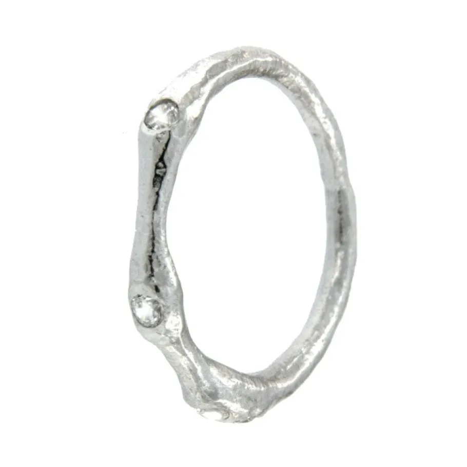 coriandro_anillo_de_plata_2.webp Roman Joyero Anillos<CORIANDRO, anillo de plata rodiada con circonitas.