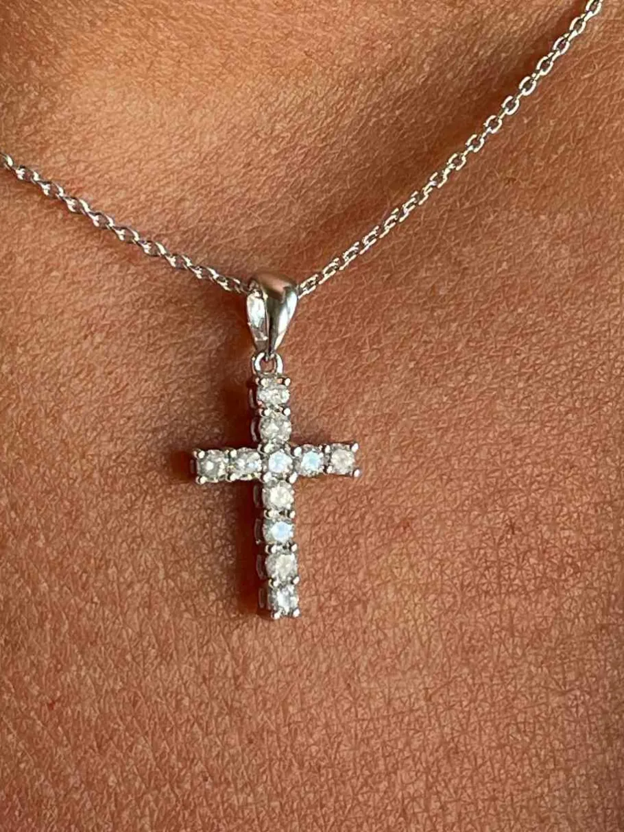 cruz_utrera_en_oro_blanco_1.webp Roman Joyero Colgantes<Cruz UTRERA en oro blanco 18 ktes con brillantes en garras.