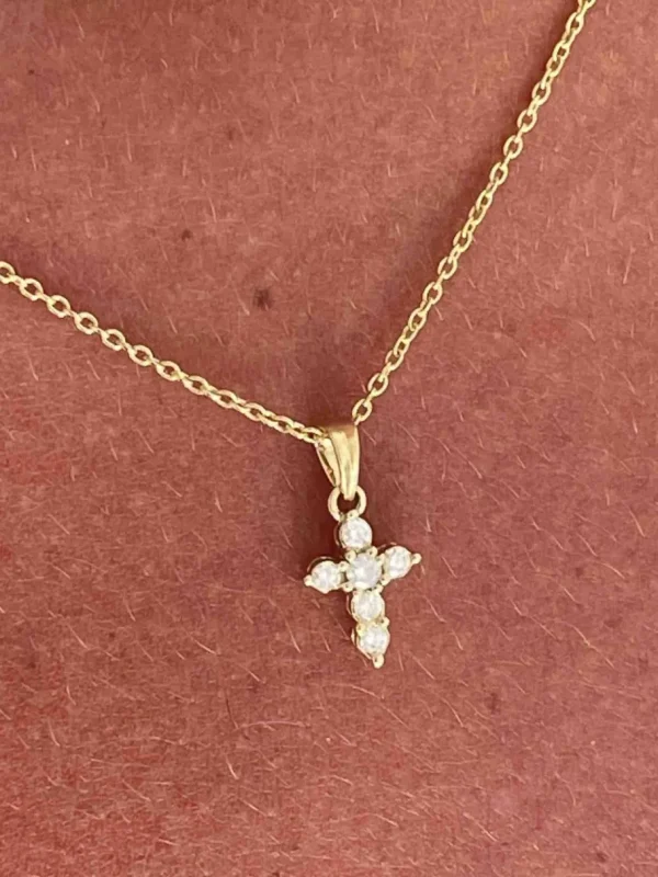Roman Joyero Colgantes<Cruz YARU pequeña con brillantes en oro amarillo 18 kilates