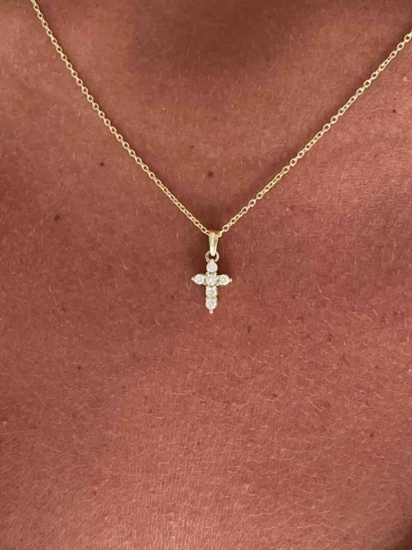 Roman Joyero Colgantes<Cruz YARU pequeña con brillantes en oro amarillo 18 kilates