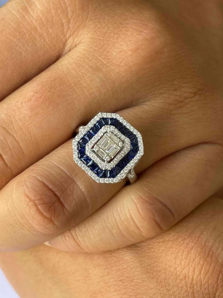 cygnus_anillo_rectangular_11.webp Roman Joyero Anillos<CYGNUS anillo rectangular oro blanco brillantes y zafiros