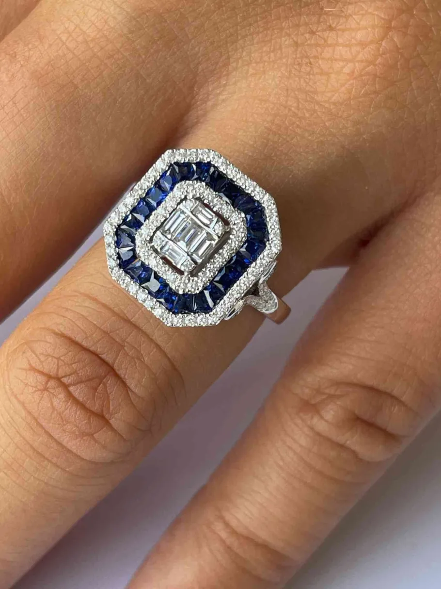 cygnus_anillo_rectangular_12.webp Roman Joyero Anillos<CYGNUS anillo rectangular oro blanco brillantes y zafiros
