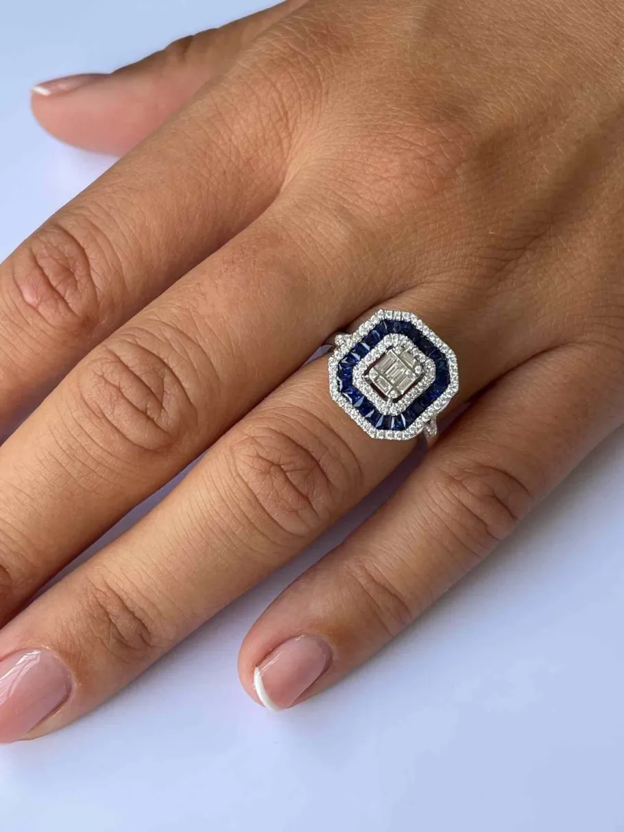 cygnus_anillo_rectangular_17.webp Roman Joyero Anillos<CYGNUS anillo rectangular oro blanco brillantes y zafiros