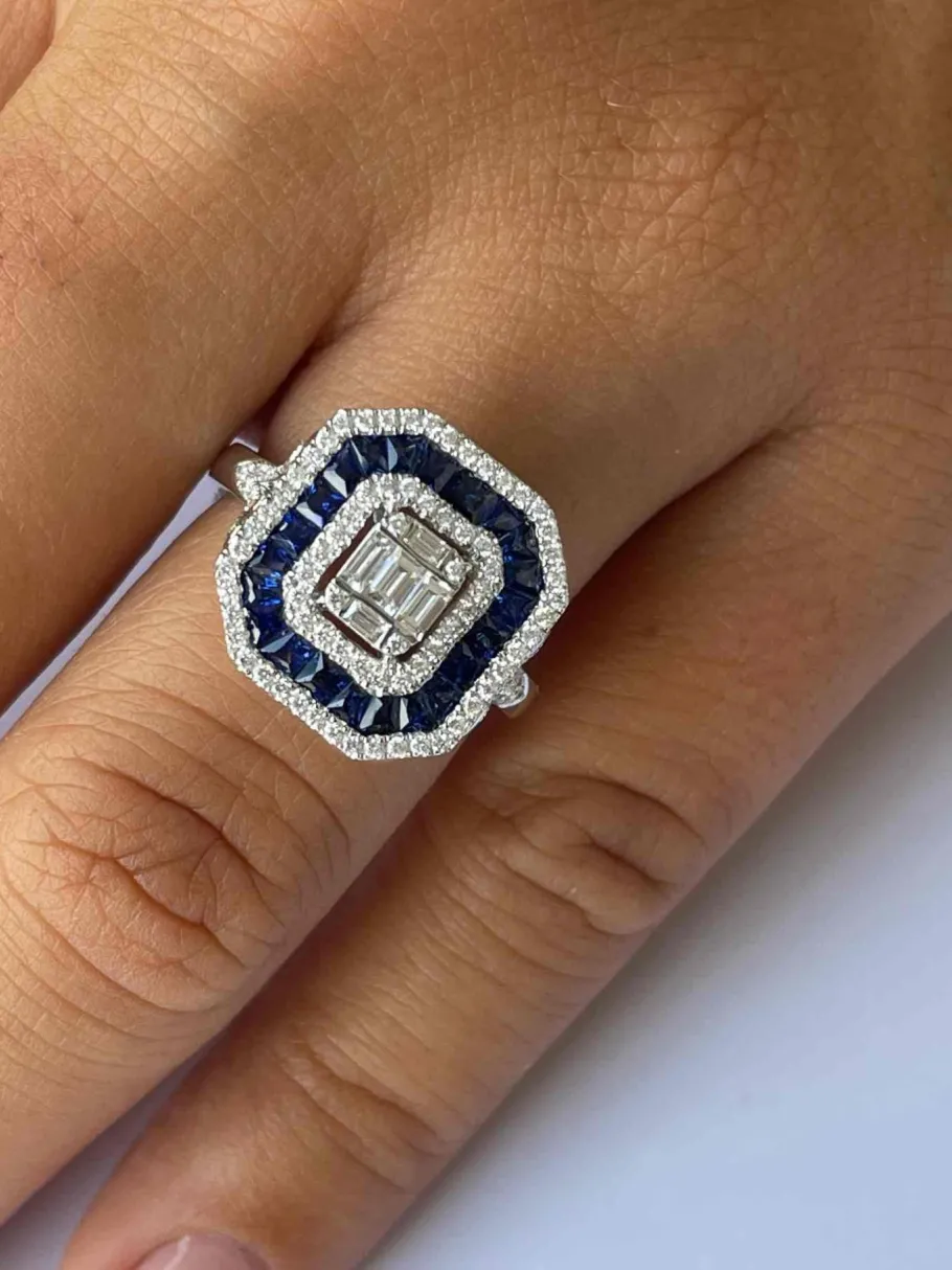 cygnus_anillo_rectangular_4.webp Roman Joyero Anillos<CYGNUS anillo rectangular oro blanco brillantes y zafiros