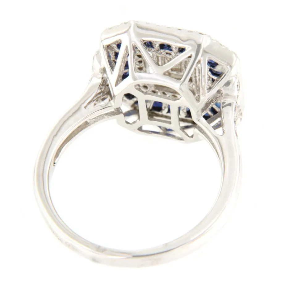 cygnus_anillo_rectangular_9.webp Roman Joyero Anillos<CYGNUS anillo rectangular oro blanco brillantes y zafiros