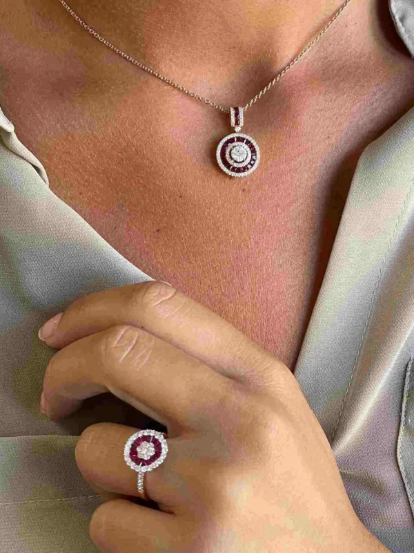 Roman Joyero Colgantes<DRAKE colgante forma redonda en oro brillantes y zafiros o rubies