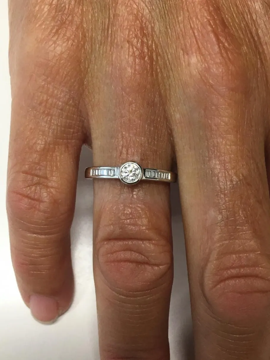 drichen_anillo_de_comprom_2.webp Roman Joyero Anillos<DRICHEN, anillo de compromiso en oro blanco