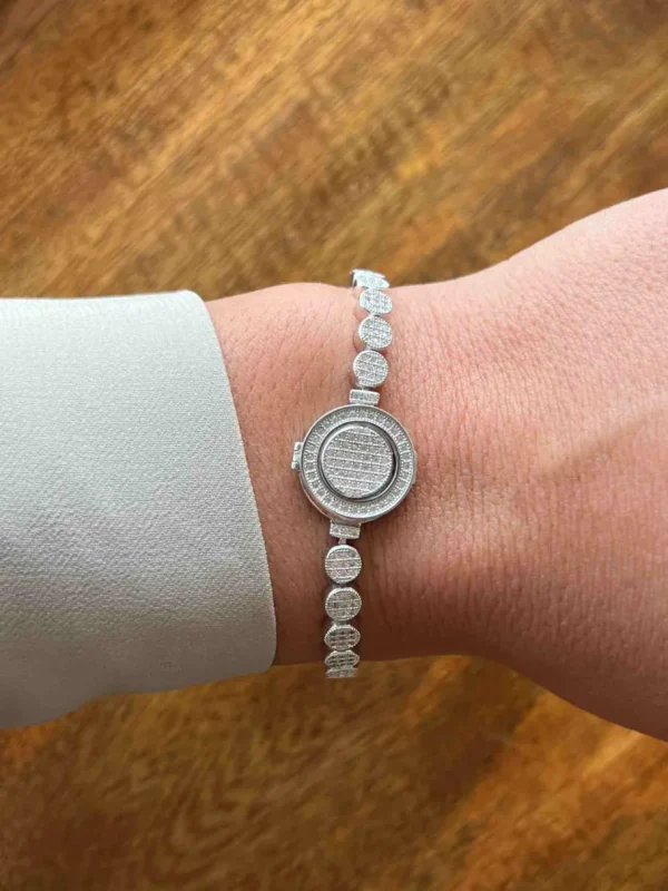 Roman Joyero Pulseras<FAIZAL, pulsera en plata semirígida con un círculo y cadena.