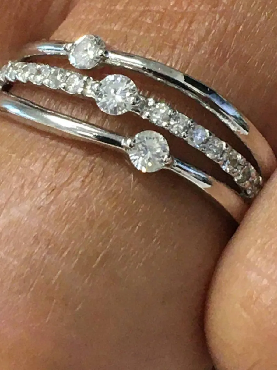 hande_anillo_de_oro_blanc_2.webp Roman Joyero Anillos<HANDE anillo de oro blanco con brillantes