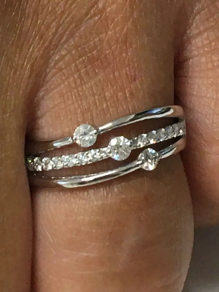 hande_anillo_de_oro_blanc_5.webp Roman Joyero Anillos<HANDE anillo de oro blanco con brillantes