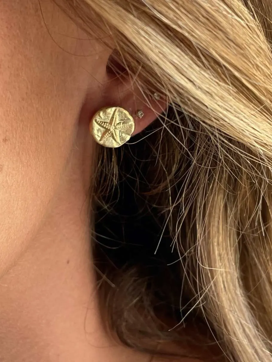 karaman_pendiente_oro_ama_2.webp Roman Joyero Pendientes<KARAMAN pendiente oro amarillo 18 ktes con estrellas de mar