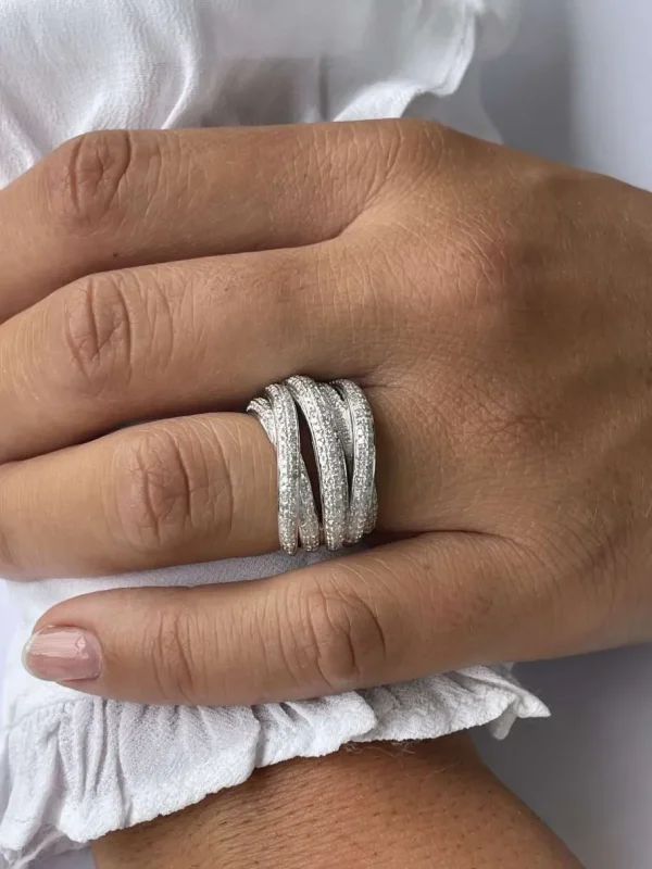 Roman Joyero Anillos<LUCCA, anillo de oro y varios aros diamantes.