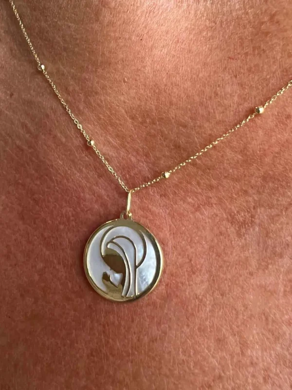 Roman Joyero Colgantes<Medalla SARRIA virgen niña en oro amarillo 18 ktes y nácar
