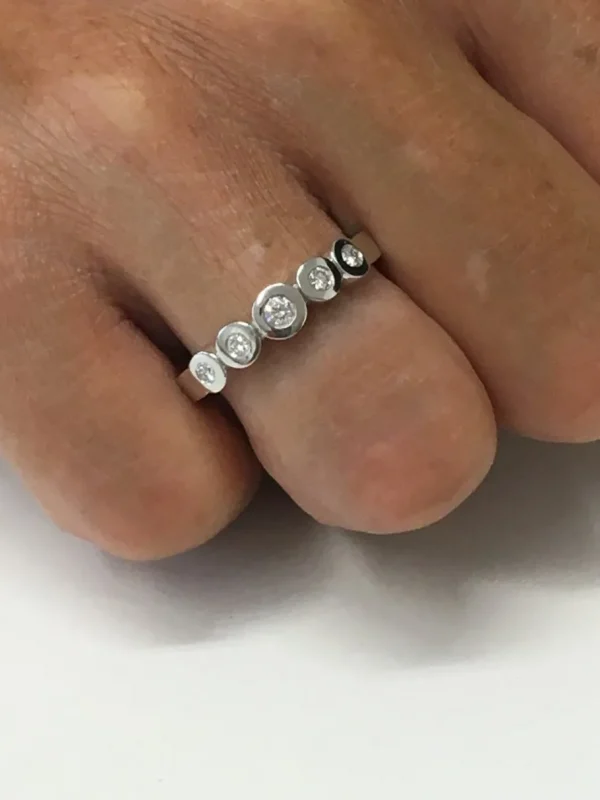 Roman Joyero Anillos<MORELLA, alianza de oro blanco y diamantes