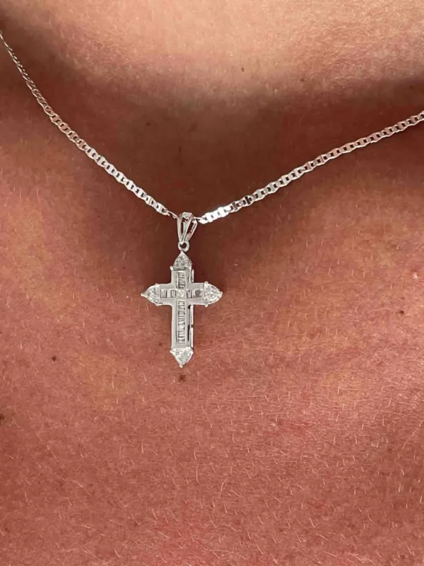 Roman Joyero Colgantes<NASHI, cruz de oro blanco con baguettes