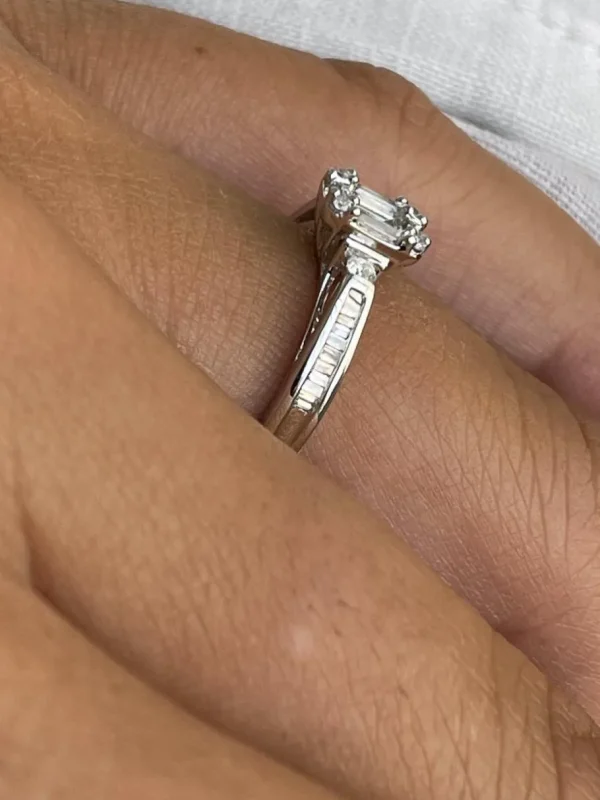 Roman Joyero Anillos<PASODOBLE anillo oro blanco taipes baguettes y brillantes