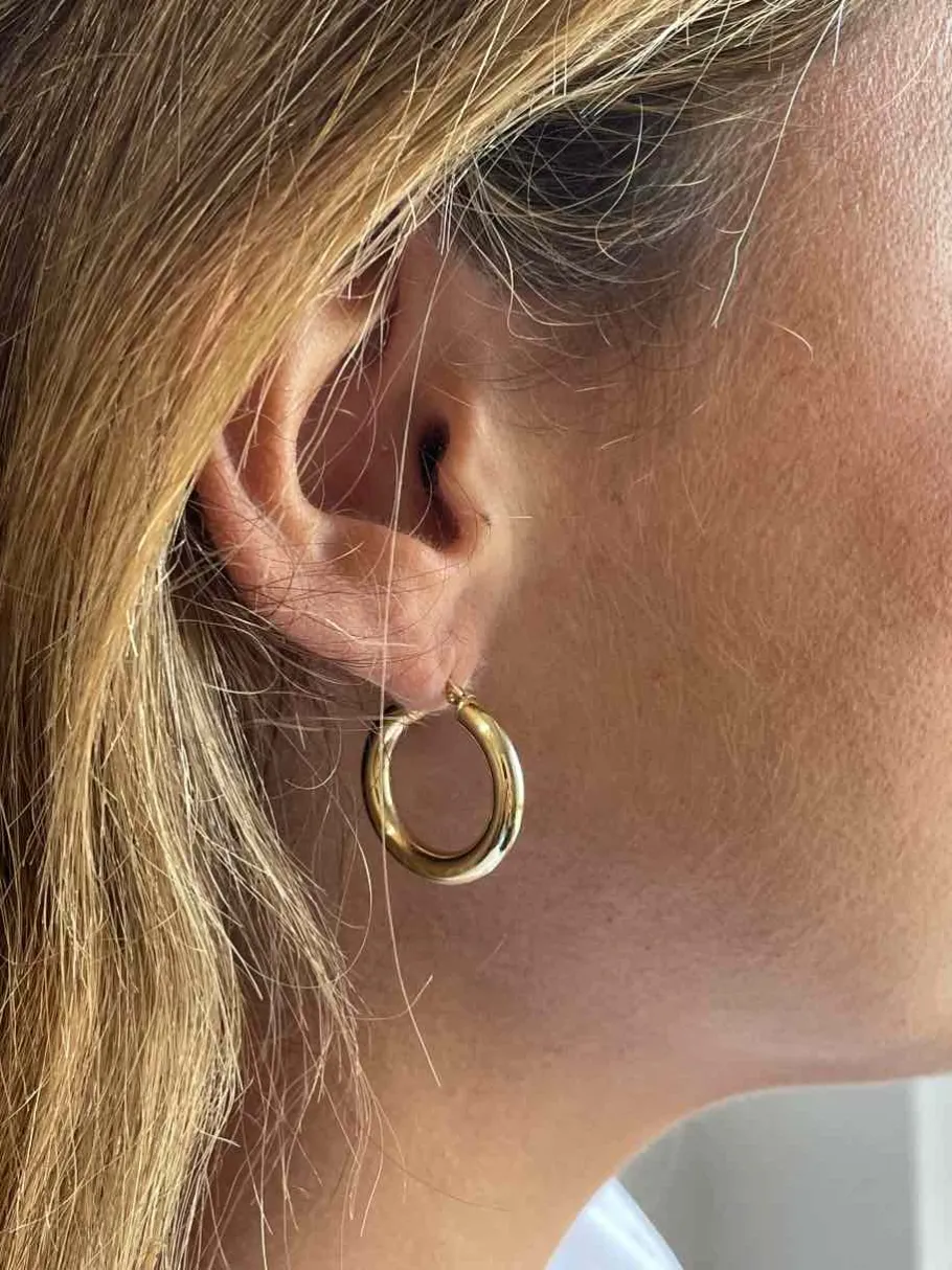 pendiente_avispado_aros_o_8.webp Roman Joyero Pendientes<Pendiente AVISPADO aros o argollas lisas en oro amarillo de 18 ktes