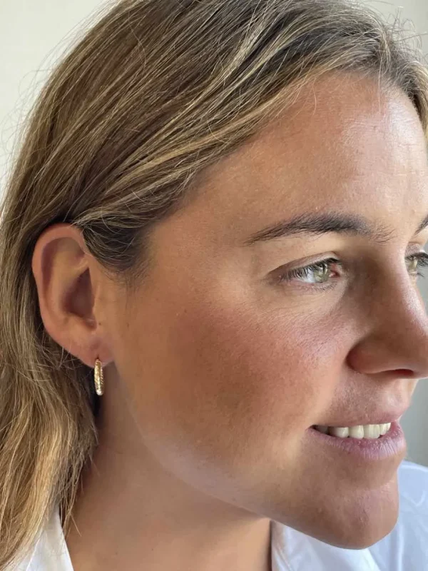 Roman Joyero Pendientes<Pendiente CAMELIA aros o argollas pequeña en oro amarillo 18 ktes