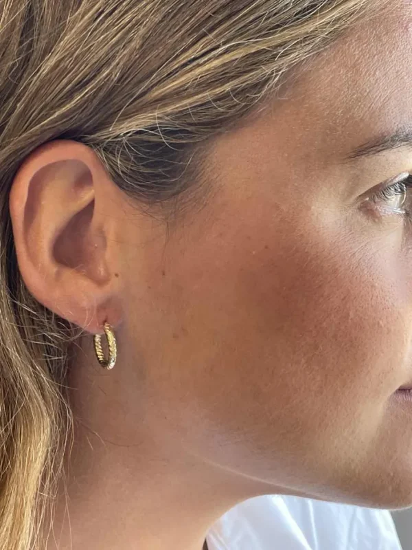 Roman Joyero Pendientes<Pendiente CAMELIA aros o argollas pequeña en oro amarillo 18 ktes