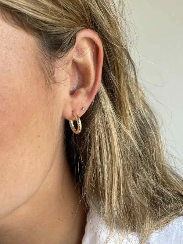 Roman Joyero Pendientes<Pendiente CAMELIA aros o argollas pequeña en oro amarillo 18 ktes
