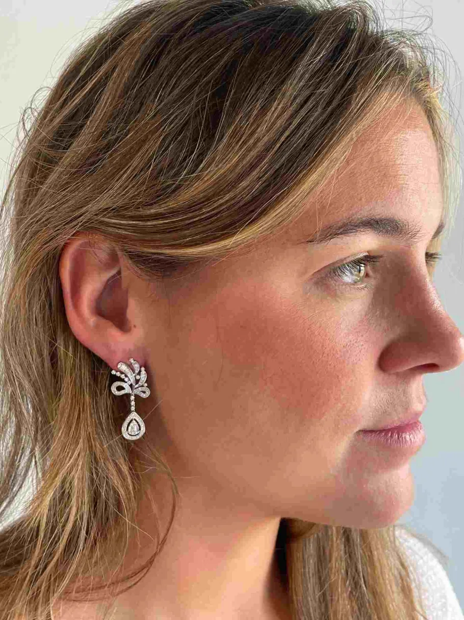 pendientes_montpellier_la_2.webp Roman Joyero Pendientes<Pendientes MONTPELLIER largo oro blanco 18 ktes con brillantes