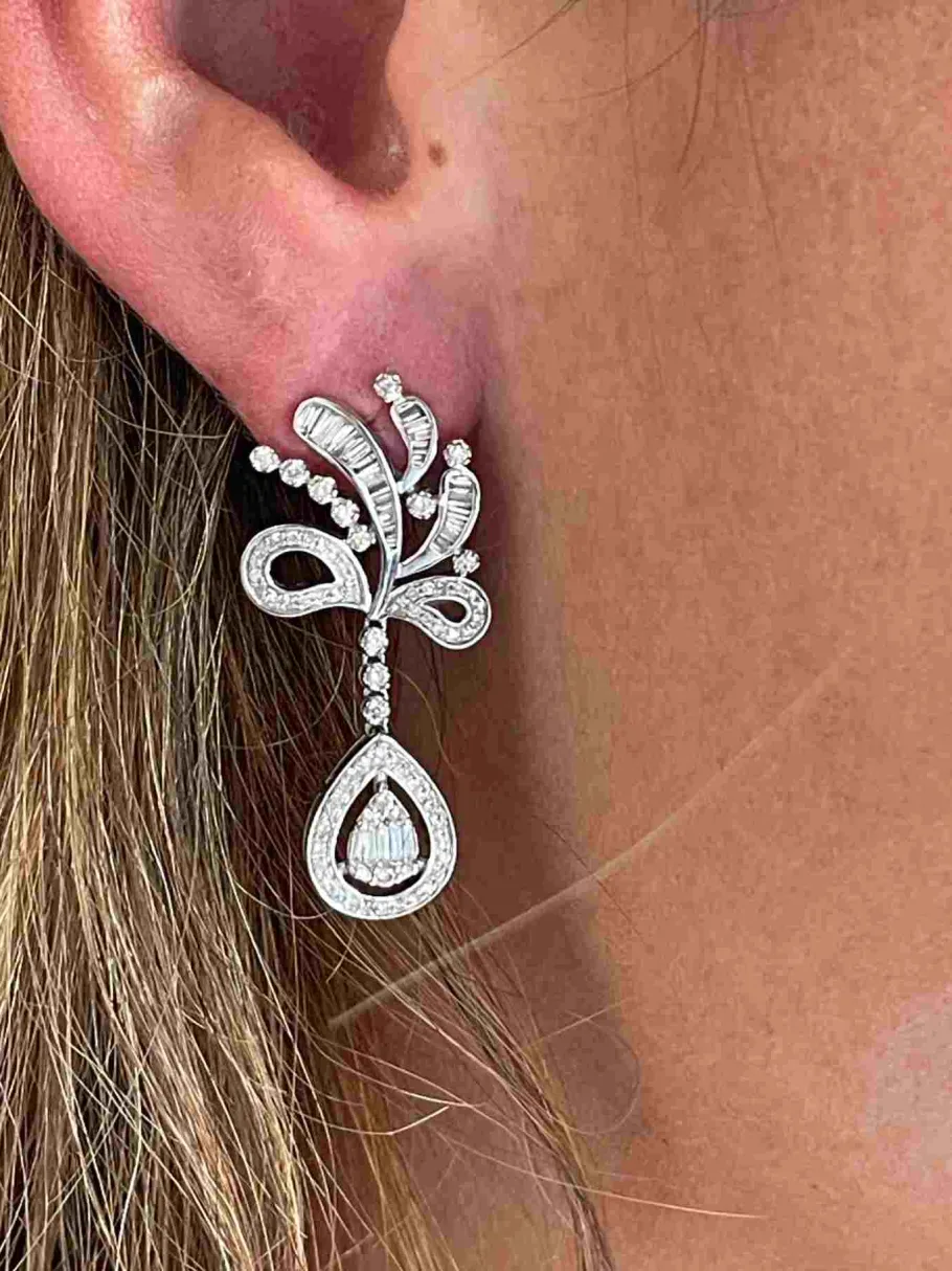pendientes_montpellier_la_3.webp Roman Joyero Pendientes<Pendientes MONTPELLIER largo oro blanco 18 ktes con brillantes