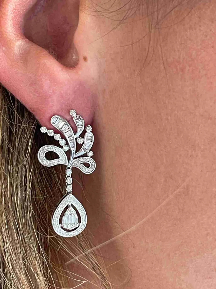 pendientes_montpellier_la_6.webp Roman Joyero Pendientes<Pendientes MONTPELLIER largo oro blanco 18 ktes con brillantes