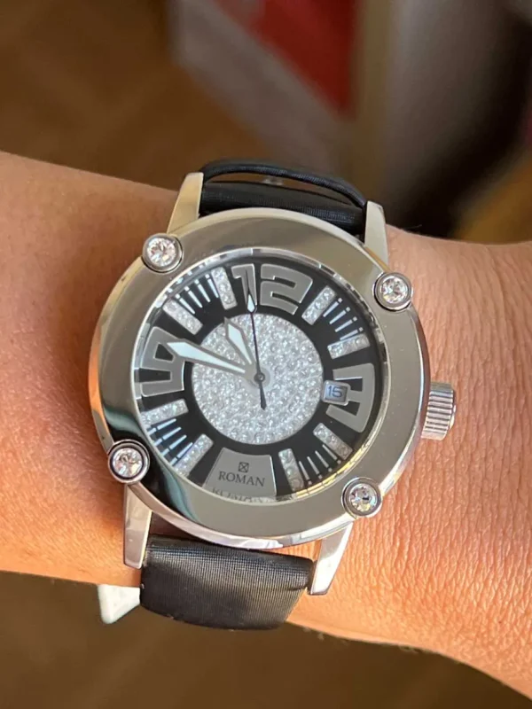 Roman Joyero Relojes<Reloj Román blanco y negro con correa de seda negra.