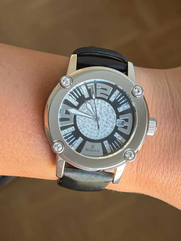 Roman Joyero Relojes<Reloj Román blanco y negro con correa de seda negra.