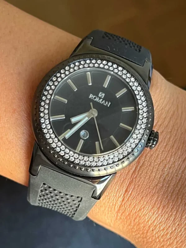 Roman Joyero Relojes<Reloj Román blanco y negro con correa de caucho negra.